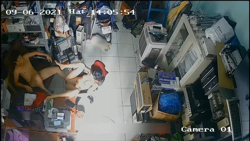 Vợ yêu ông chồng chịch nhau trong của cây hàng máy tính