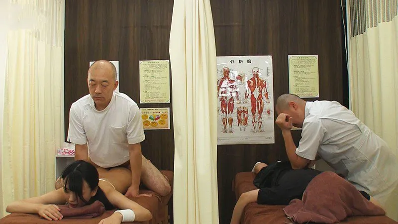 Dẫn gấu đi mát-xa rồi bị nện cạnh bên mà không hề hay biết