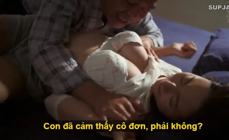 Nhìn con trai mải miết lao đầu vào việc, khiến người yêu của nó cô quạnh, bố chồng liều lĩnh đè ra địt con dâu.