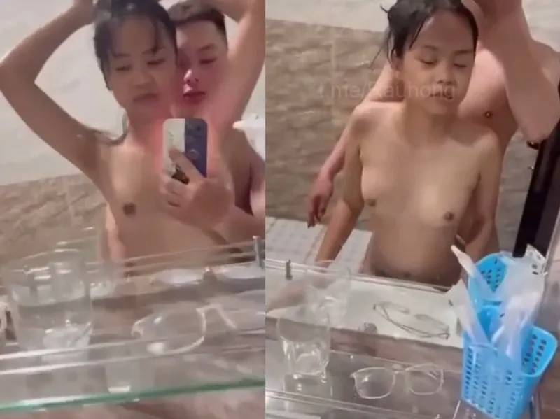 Dáng mảnh em cùng người yêu nắc trước gương quay kỉ niệm